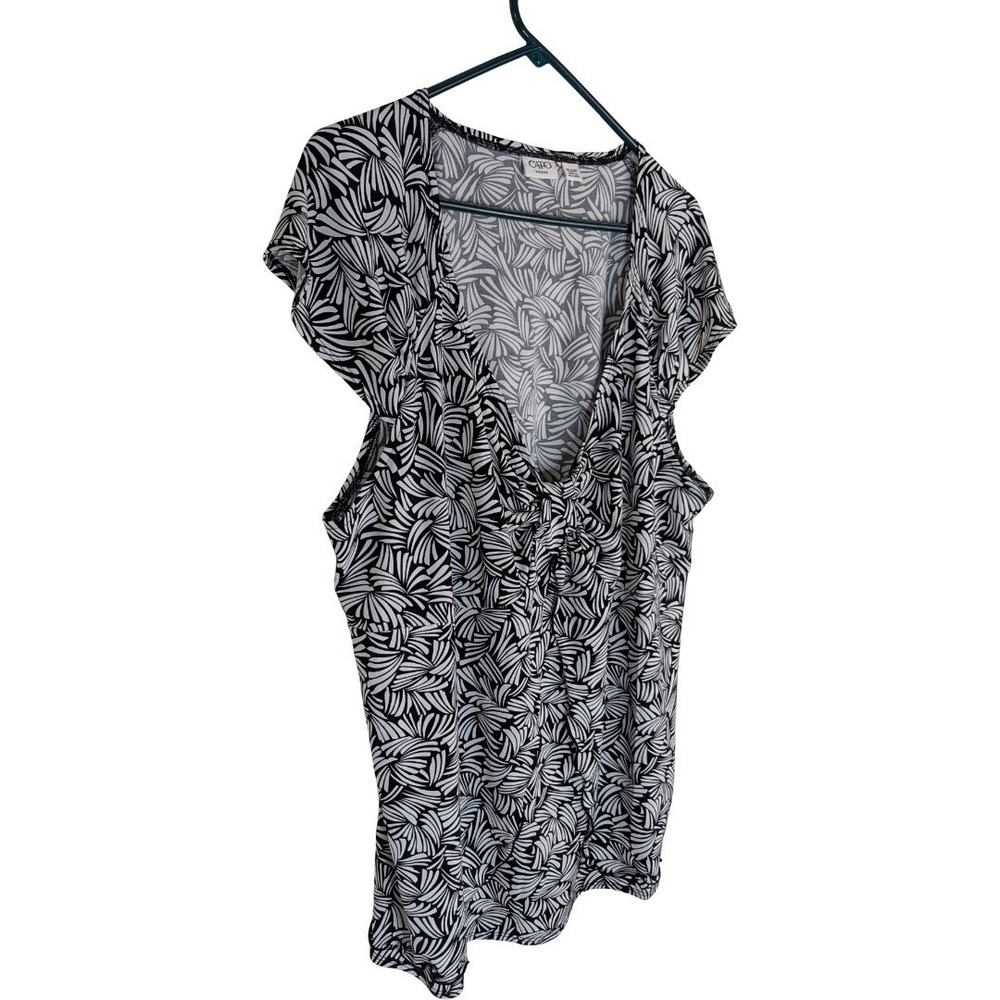 Cato Woman Blouse Plus 22/24W Black White Abstract Print V-Neck Cap Sleeve Top - Picture 4 of 12
